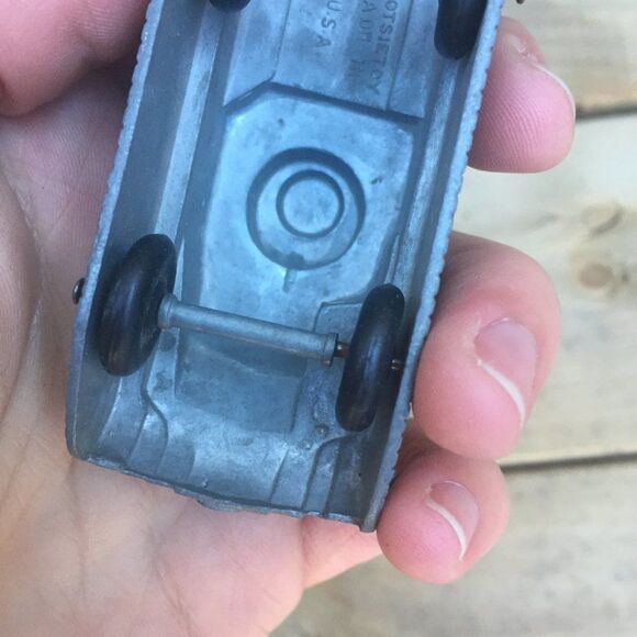 Vintage 1962 TootsieToy Army Tank Green Toy Car - Picture 4 of 4